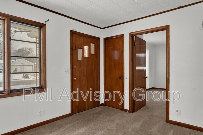 Building Photo - 824 SW Grand Ct