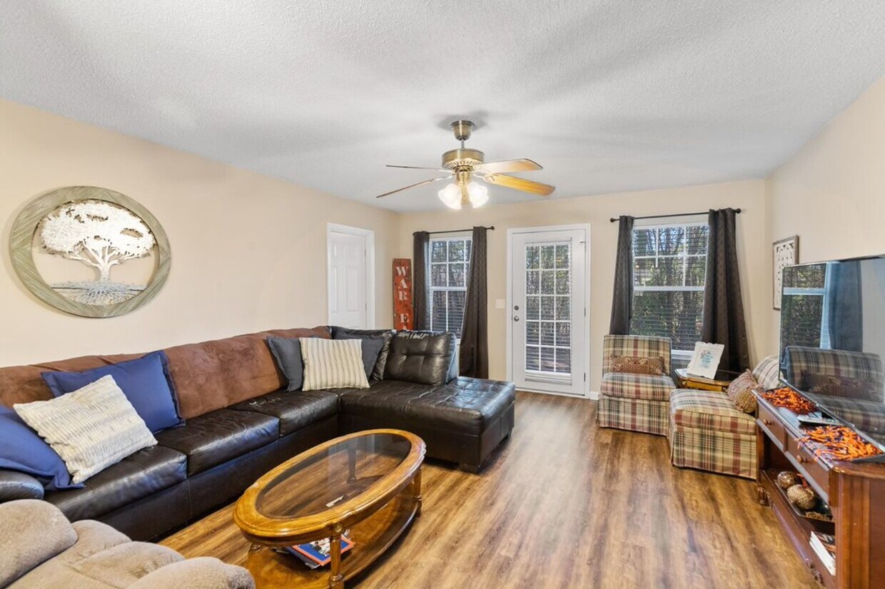 Building Photo - Gorgeous Updated Duplex!!