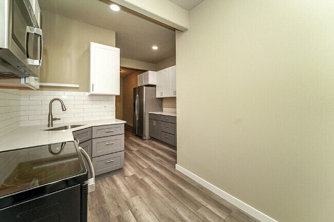Building Photo - Kent Duplex LOWER Unit with Huge Yard & Private Feel