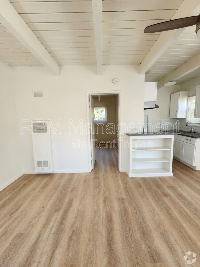 Building Photo - 1909 Beachwood Dr