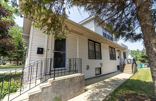 Building Photo - 118 E North Ave