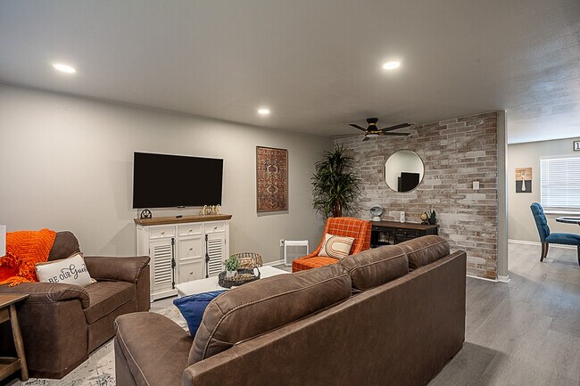 Building Photo - 6684 Lexington Dr