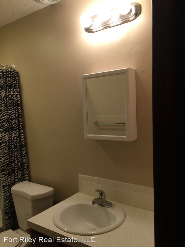 Building Photo - 2 br, 1 bath House - 611 Birch Apartment F