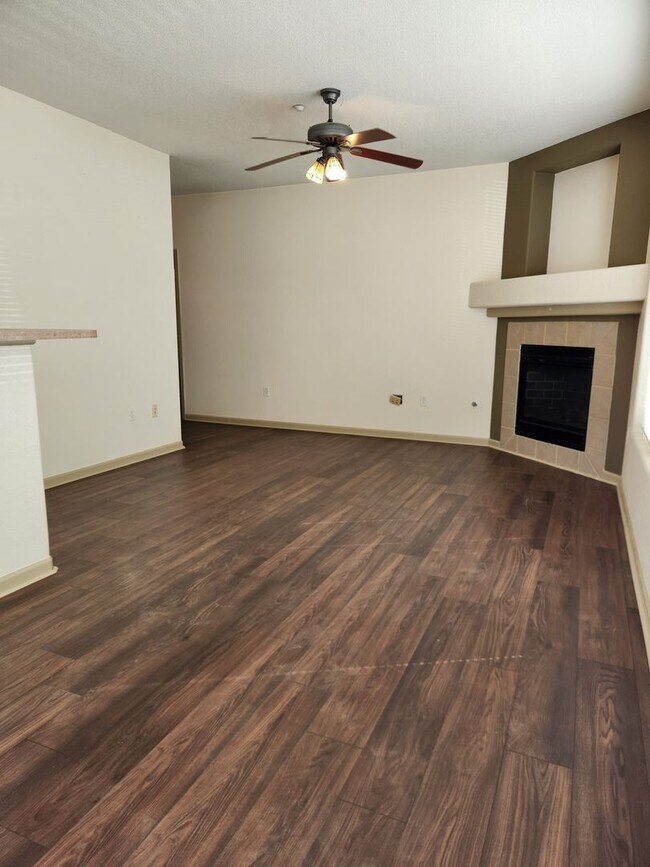 Foto del edificio - Beautiful condo in highly desired area of ...