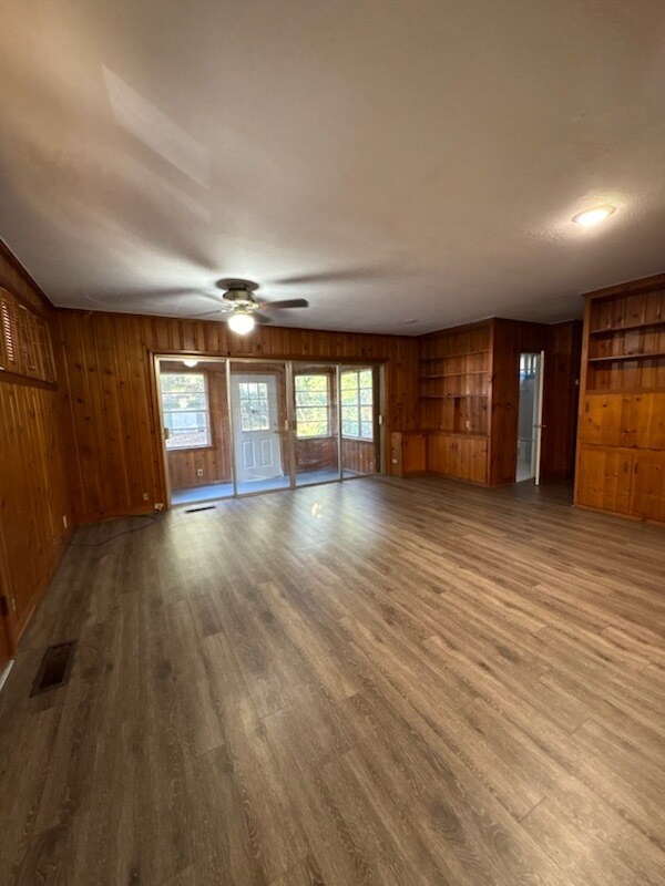 Foto del edificio - 703 Harrold Ave