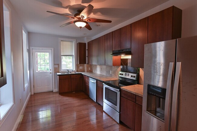 Foto del edificio - Spacious 3 Bedroom on Harris