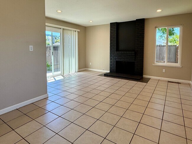 Foto del edificio - Updated 3 Bedroom 2 Bath Blossom Valley Duplex w/Private Yard
