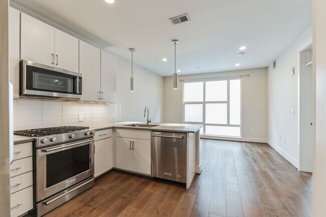 Building Photo - Bright and modern 1bd/1bd condo nestled in...