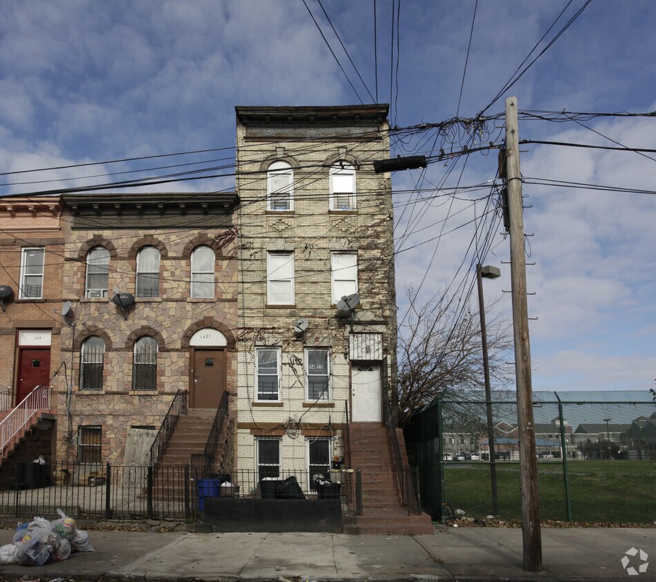 Primary Photo - 1423 Saint Marks Ave