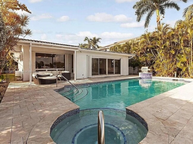 Building Photo - 565 N Shore Dr