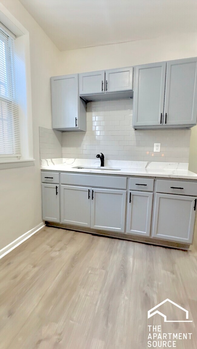 Foto del edificio - 4854 W Diversey Ave