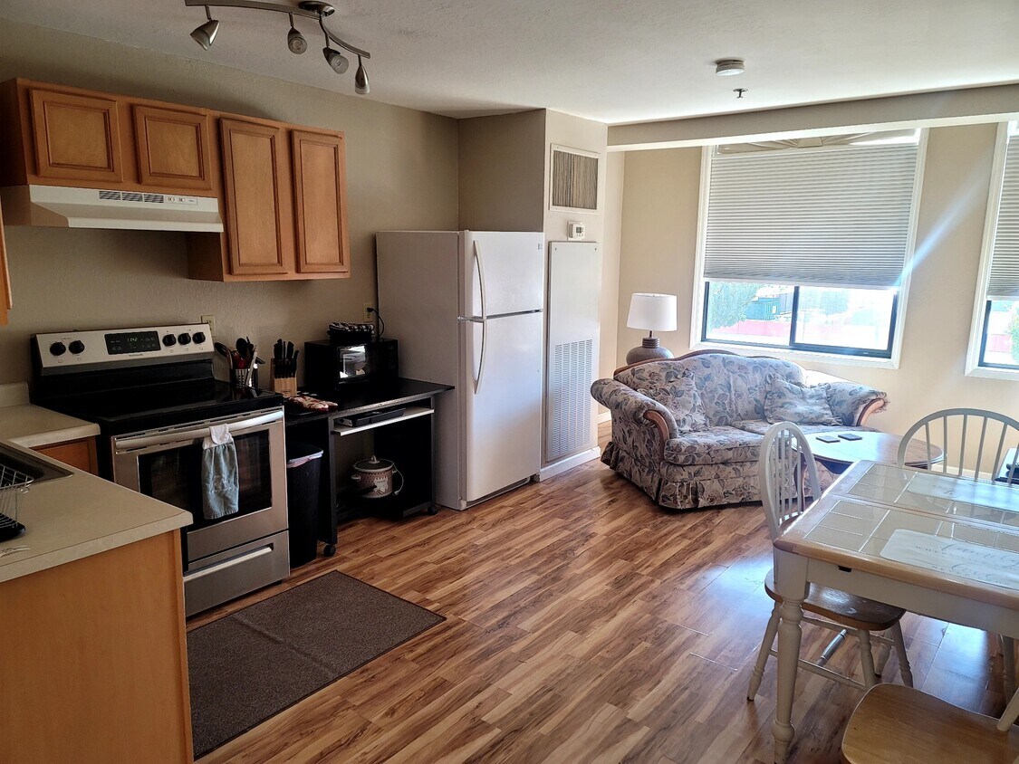 Foto principal - 567 W 4th St