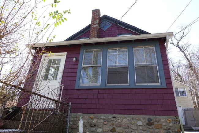 Building Photo - Super Cute 2 Bedroom Cottage