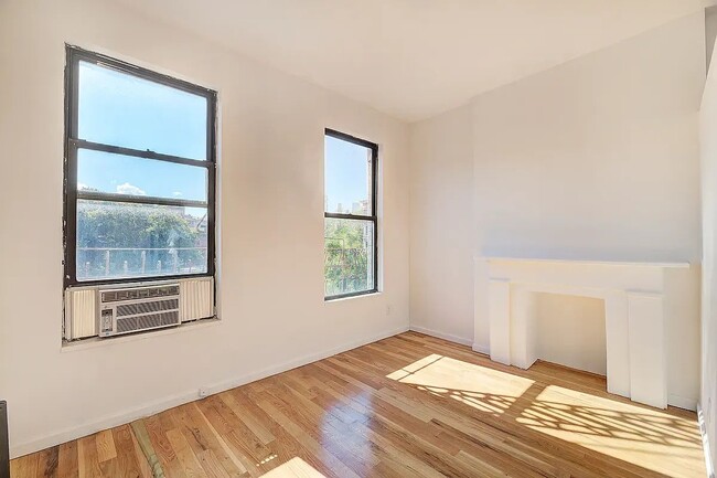 Building Photo - 7 Carmine St