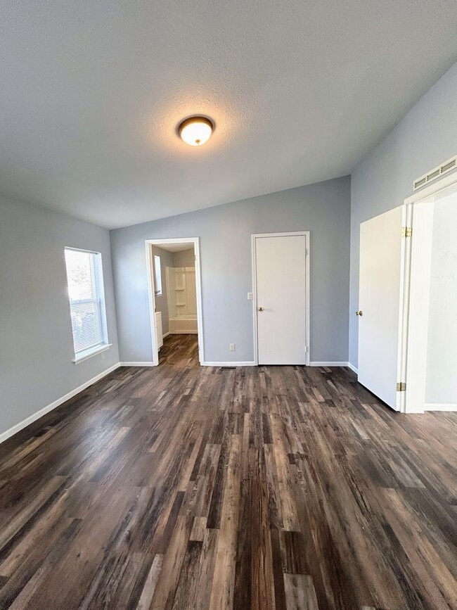 Building Photo - Centrally Located