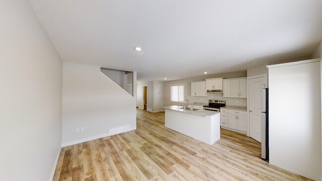 Building Photo - 9436 D-94113 113 Ave