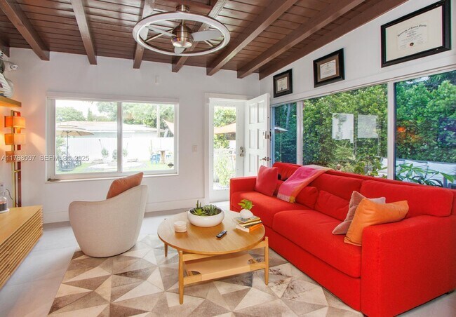 Foto del edificio - 213 NE 43rd St