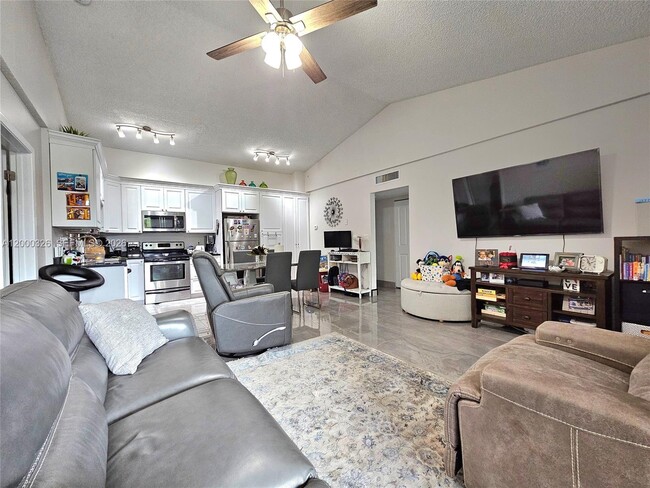 Foto del edificio - 841 Lyons Rd