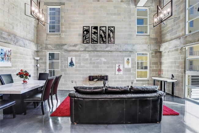 Building Photo - "Chic Urban Living: Spacious 2-Bed, 2-Bath...