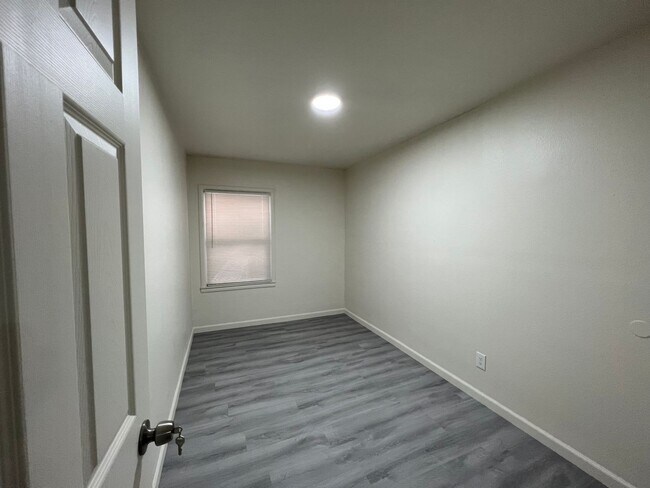 Building Photo - 1204 South Ave
