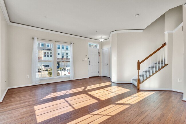 Building Photo - Charming 3 BR + Den Townhouse available now