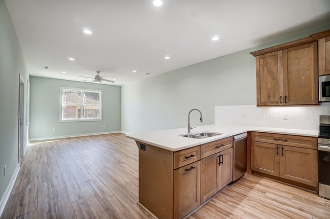 Building Photo - 1517 28th St Pl SE