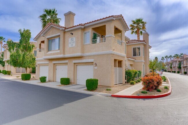Foto del edificio - Exceptional 2 Bedroom in Desirable Location & Stunning Amenities