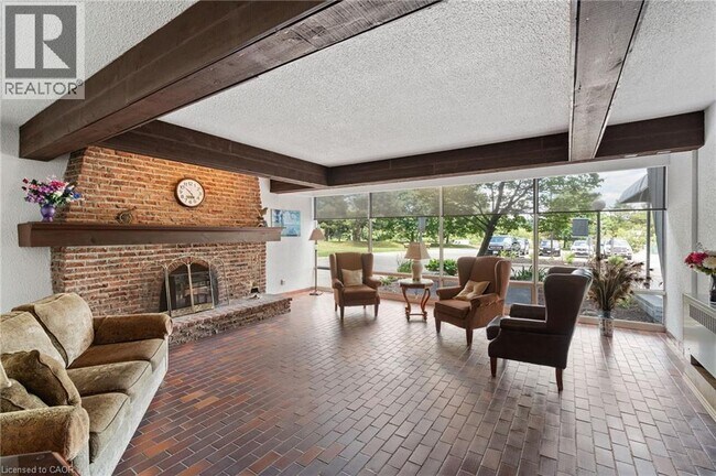 Photo du bâtiment - 225 Harvard Pl