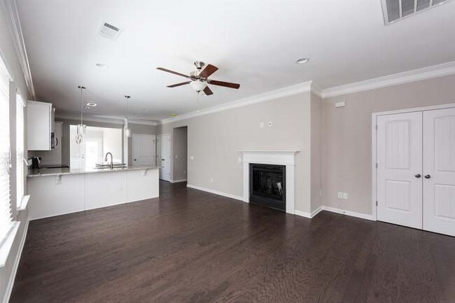 Foto del edificio - 2213 Silverton Dr