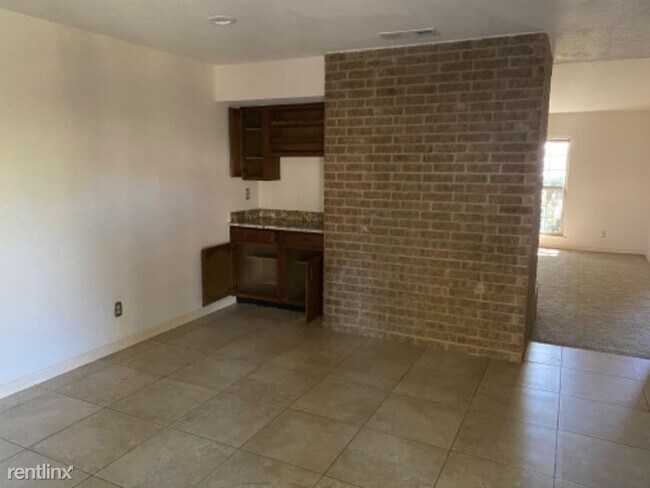 Building Photo - 4 br, 2 bath House - 416 Everest