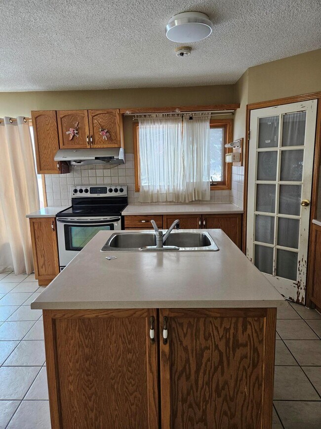 Building Photo - 3 Bed 2 Bath Unit in Calgary, AB