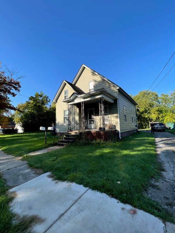 1915 Hanchett St Unit 2, Saginaw, MI 48602 Room for Rent in Saginaw