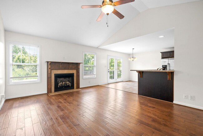 Foto del edificio - 3 Bedroom 2 Bath Pet Friendly Home For Rent Near Post!