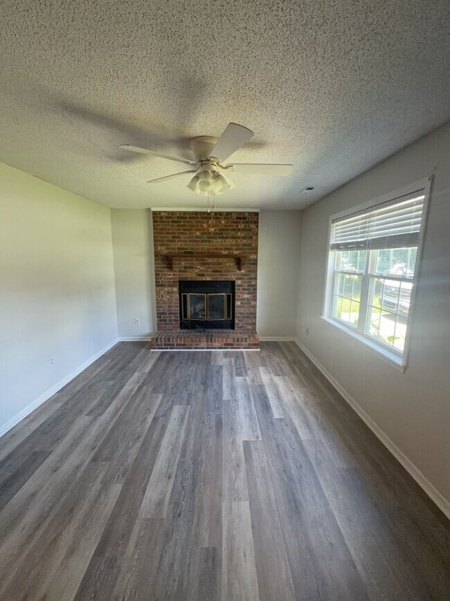 Foto del edificio - 902 Laurel Ln