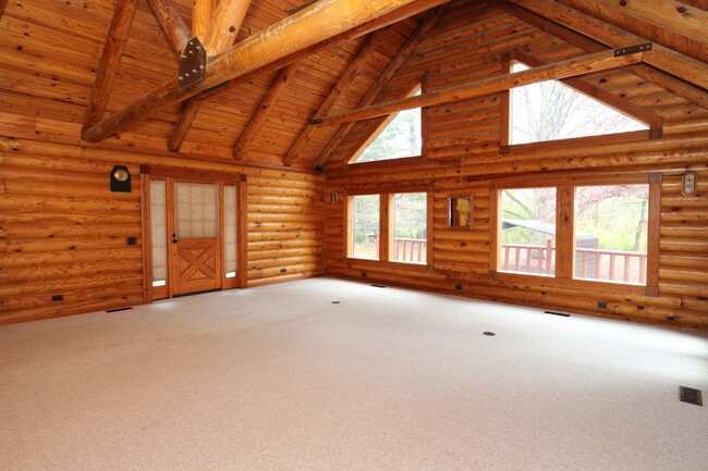 Foto del edificio - Gorgeous Log Cabin near West Lafayette!