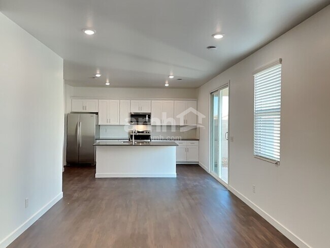 Building Photo - 2124 W Alicia Dr