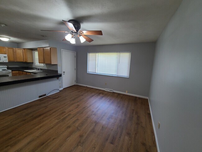 Building Photo - 2811 N Hawthorne Ln