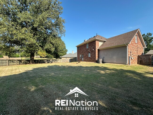 Foto del edificio - MEMPHIS GEM IN A COVE! 4BR/2.5BA | High Ceilings & Soaking Tub | 2-Car Garage!
