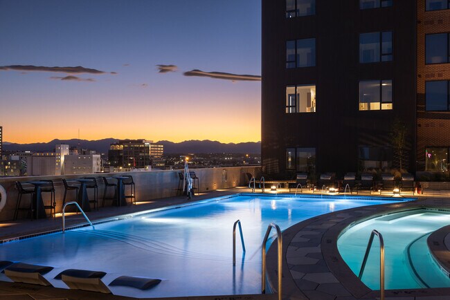 Cubierta de la piscina - NOVEL RiNo by Crescent Communities