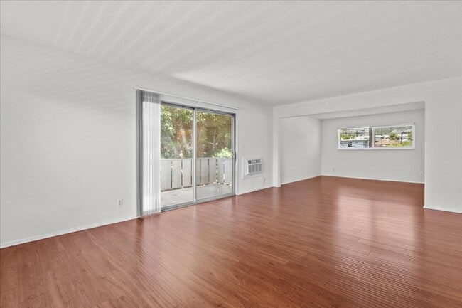 Foto del edificio - Light-Filled Top Floor Retreat in the Heart of Franklin Village