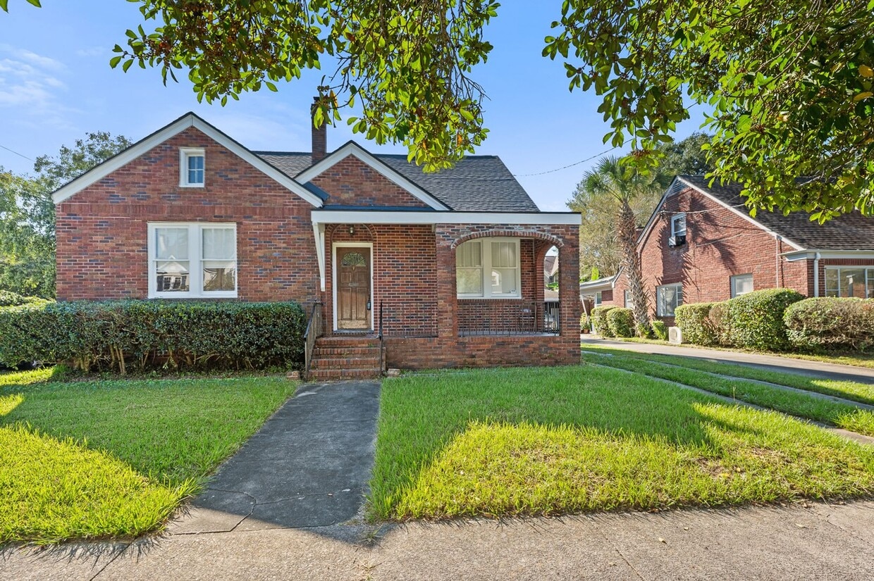 Foto principal - Charming Brick Home with Detached Garage i...