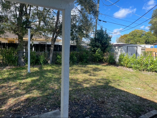 Foto del edificio - 2381 Rutland St