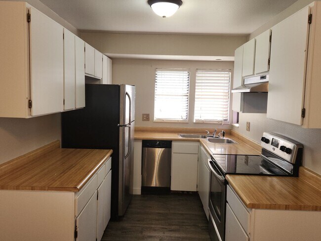 Foto del edificio - Academy and Vickers--Ranch Style Townhome!