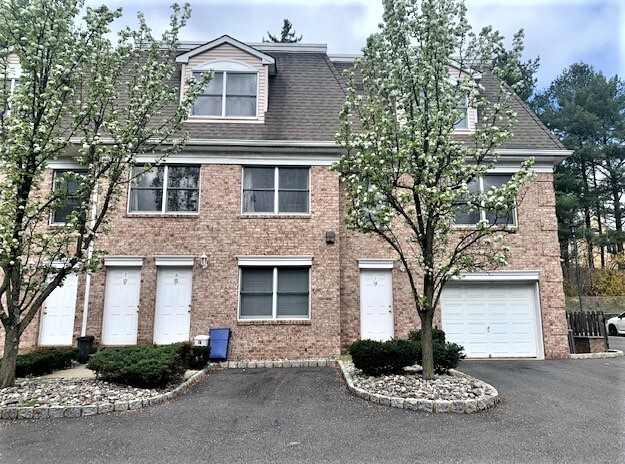 Building Photo - Carriage House