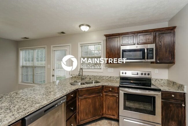 Building Photo - 3 Bedroom Pet-Friendly Home in Louisville, KY with Main Street Renewal