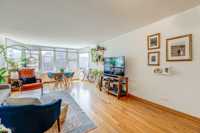Foto del edificio - 525 W Hawthorne Pl
