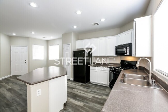 Foto del edificio - JUST REDUCED!