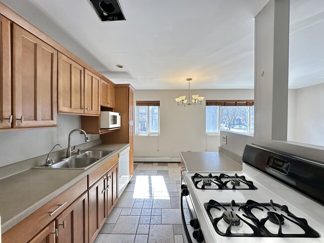 Building Photo - 663 W Grace St