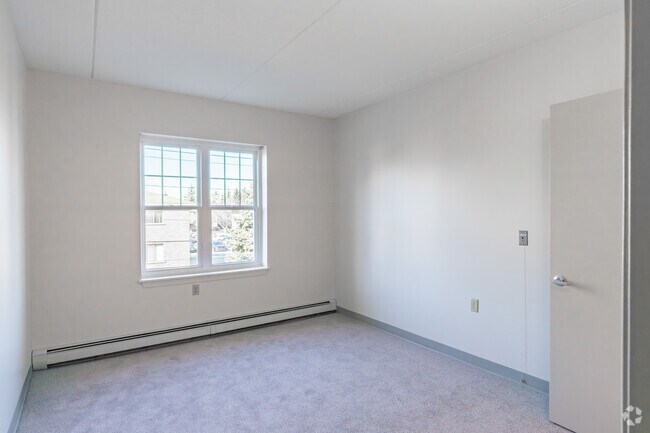 2 habitaciones, 1 baño - 700 pies cuadrados - Dormitorio principal - Hartford Place Senior Apartments 55+