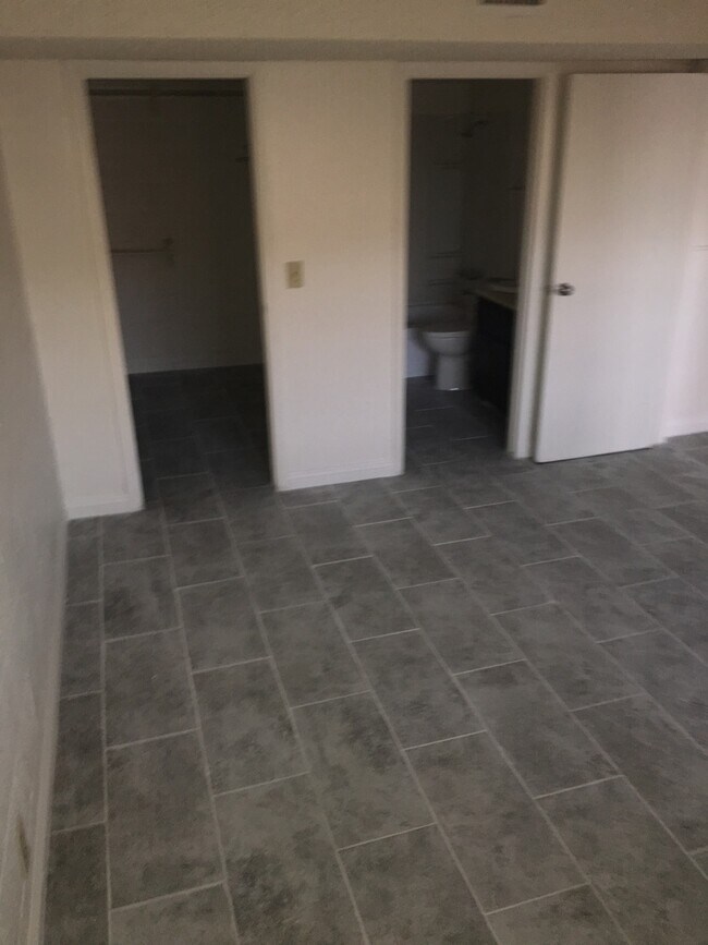 Building Photo - 615 S Royal Crest Cir